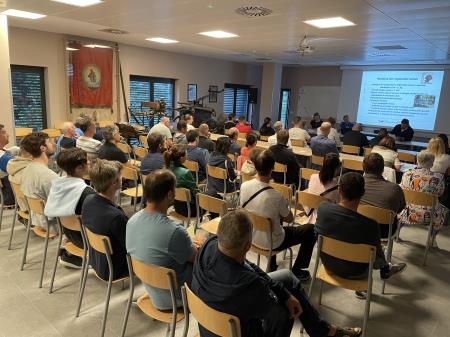 udeleženci občnega zbora KD Postojna